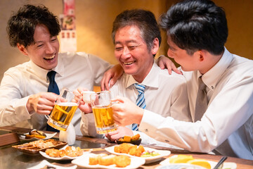 上司と肩を組みながら居酒屋で飲むサラリーマン