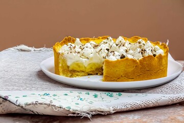 Traditional banoffee cake with banana and caramel sauce filling sprinkled with grated dark chocolate and coffee . English traditional pie