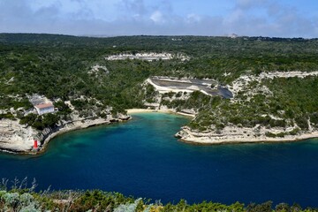 Naklejka premium Scenic coastal view of a tranquil bay with green hills