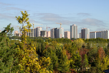 Obraz premium Construction of new multi-storey buildings, view from the green park