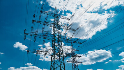 Strommast vor dramatischen Wolkenhimmel