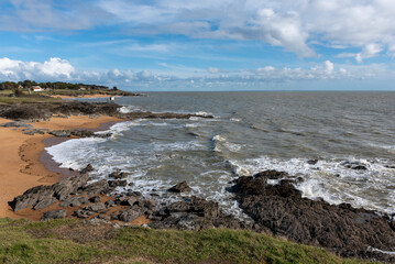 La mer monte. The sea is rising.