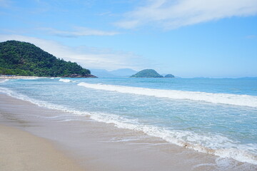 Fototapeta premium Praia das Conchas or Shell Beach in Ubatuba, Sao Paulo, Brazil - ブラジル サンパウロ ウバトゥバ 貝殻ビーチ