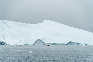Große Eisberge und Gletscher in Grönland bei Ilulissat in der Diskobucht