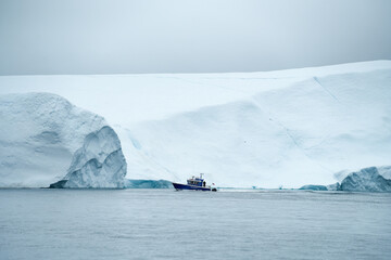Große Eisberge und Gletscher in Grönland bei Ilulissat in der Diskobucht