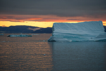 Große Eisberge und Gletscher in Grönland bei Ilulissat in der Diskobucht