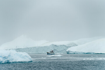 Große Eisberge und Gletscher in Grönland bei Ilulissat in der Diskobucht
