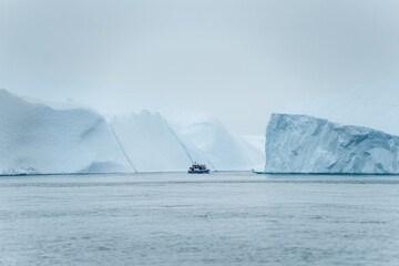 Große Eisberge und Gletscher in Grönland bei Ilulissat in der Diskobucht
