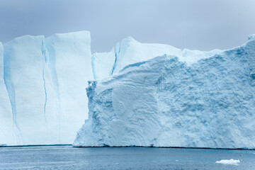 Große Eisberge und Gletscher in Grönland bei Ilulissat in der Diskobucht