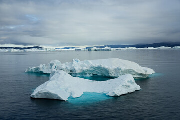Große Eisberge und Gletscher in Grönland bei Ilulissat in der Diskobucht