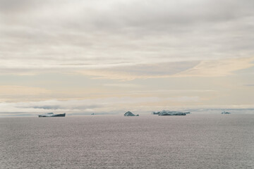 Große Eisberge und Gletscher in Grönland bei Ilulissat in der Diskobucht