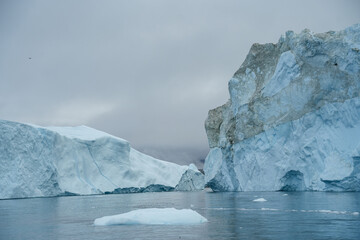 Große Eisberge und Gletscher in Grönland bei Ilulissat in der Diskobucht