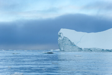 Große Eisberge und Gletscher in Grönland bei Ilulissat in der Diskobucht