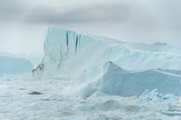 Große Eisberge und Gletscher in Grönland bei Ilulissat in der Diskobucht