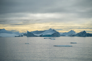 Große Eisberge und Gletscher in Grönland bei Ilulissat in der Diskobucht