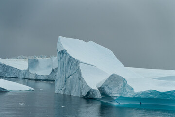 Große Eisberge und Gletscher in Grönland bei Ilulissat in der Diskobucht