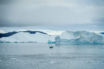 Große Eisberge und Gletscher in Grönland bei Ilulissat in der Diskobucht