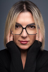 Donna con occhiali in primo piano