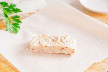 春巻きの皮で巻く冷凍カニクリームソース