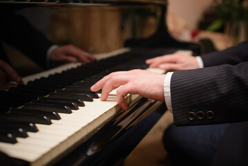 Obraz premium Close-up of a music performer's hand playing the piano