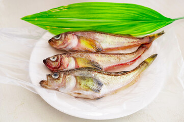 皿の上のハタハタ