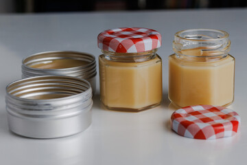 Tarros llenos con ceras caseras aromáticas para la piel