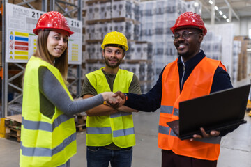 Obraz premium Warehouse team collaboration with workers in safety gear shaking hands