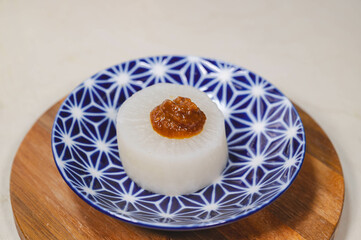 卵黄味噌をのせたふろふき大根
