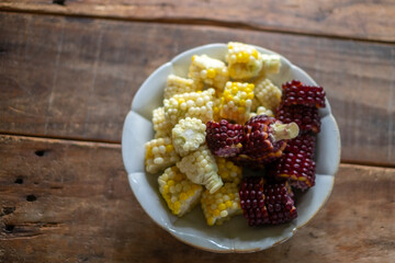 蒸したカラフルなとうもろこし