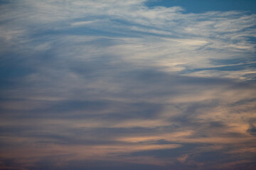 Obraz premium A beautifully serene twilight sky adorned with delicate, wispy clouds gracefully floats above