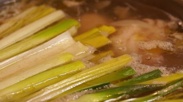 plan fixe sur une recette oubli&eacute; avec un potage de l&eacute;gumes fr&eacute;missant en gros plan dans une grande casserole, avec zoom avant prononc&eacute; !