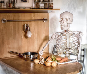 Skelett beim Gemüseputzen