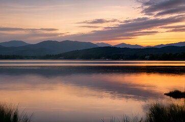 Fototapeta premium 湖と山と夕焼けの美しい景色