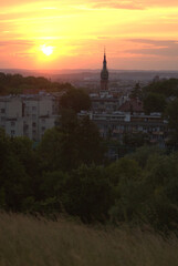 Obraz premium Widok z Kopca Kraka na zachód słońca w Krakowie