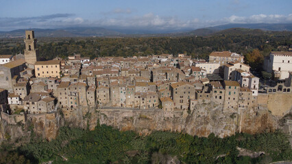 Obraz premium Rotating Drone Shot of Pitigliano’s Historic Village