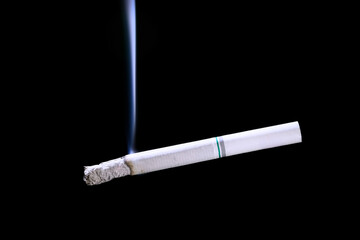 火をつけて煙が出ている煙草