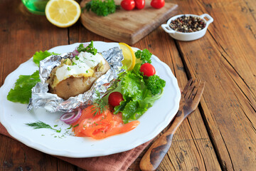 Ofenkartoffeln mit Räucherlachs und Kräuter-Dip