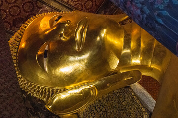 Złoty posąg leżącego Buddy w Wat Pho – symbol spokoju i duchowego oświecenia w tajskiej sztuce sakralnej © damian