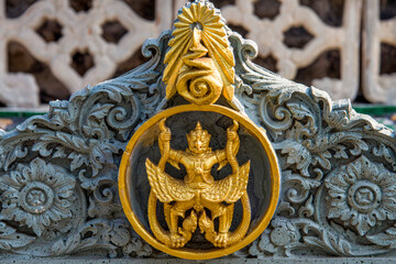 Złoty Garuda na tle misternych ornamentów – symbol ochrony i duchowości w tajskiej sztuce sakralnej © damian