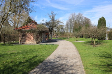 Frühling in einem kleinen Park im Zentrum der Stadt Oelde im südlichen Münsterland