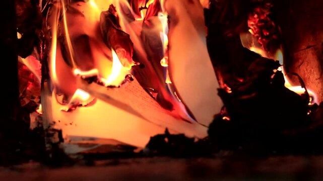 Papel y documentos quem&aacute;ndose con llamas intensas. Vista horizontal. C&aacute;mara lenta