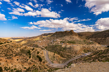 Widok na skaliste góry Dahar, tapeta. Niebieski kolor nieba i palące słońce, skała, kamień, górski krajobraz, egzotyczny kraj, Tunezja © anettastar