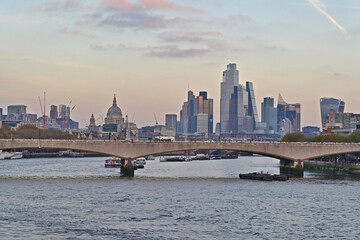 Obraz premium Londra, lo skyline della citta dall''Hungerford Bridge - Inghilterra, Regno Unito