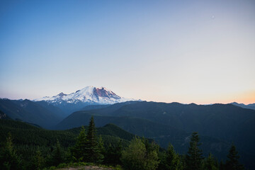 Fototapeta premium Mountain Rainier Sunset with crescent moon