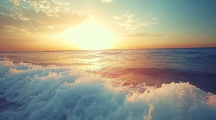 Obraz premium Serene Sunset Over Ocean Waves with Bright Lighting