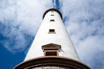 Weißer Leuchtturm von unten nach oben blickend