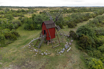 Rote Windmühlen aus Holz in Schweden auf Insel Öland