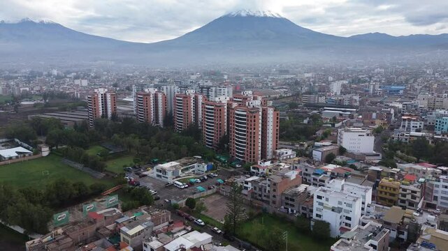 Vista a&eacute;rea de edificios en la ciudad de Arequipa con el volc&aacute;n Misti de fondo