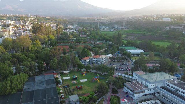 Vista a&eacute;rea del valle de Chilina en la ciudad de Arequipa con el puente Chilina y los volcanes de fondo durante el amanecer