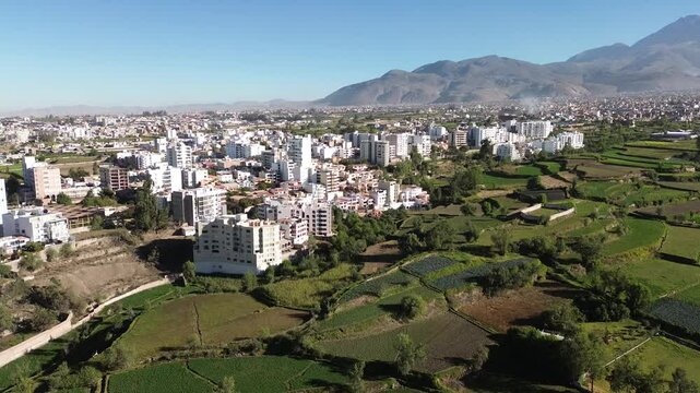 Vista a&eacute;rea del distrito de Cayma en Arequipa, mostrando la campi&ntilde;a y el volc&aacute;n Chachani de fondo durante el d&iacute;a